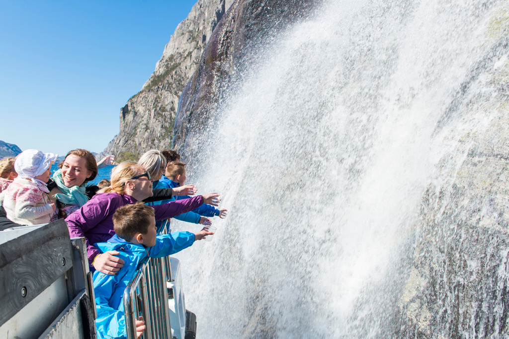 Hengjanefossen waterfall in summer <span title='Photo:Morten Aakre /Region Stavanger'>ⓘ </span>