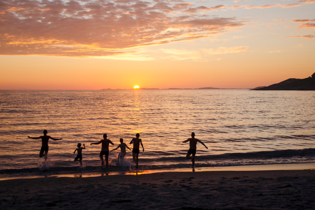 Midnight sun over Mjelle beach <span title='Photo:Alexander Benjaminsen /VisitNorway'>ⓘ </span>